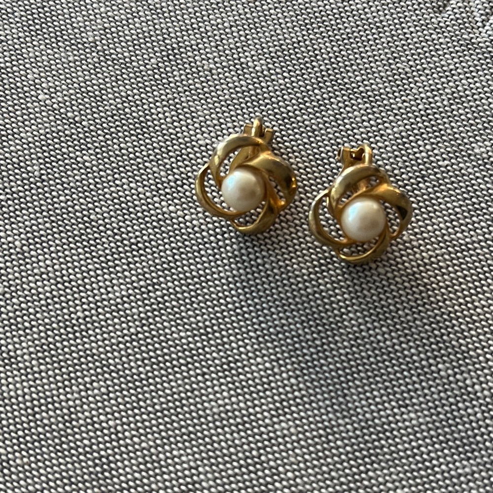 Elegant Gold and Pearl Earrings - Picture 1 of 3